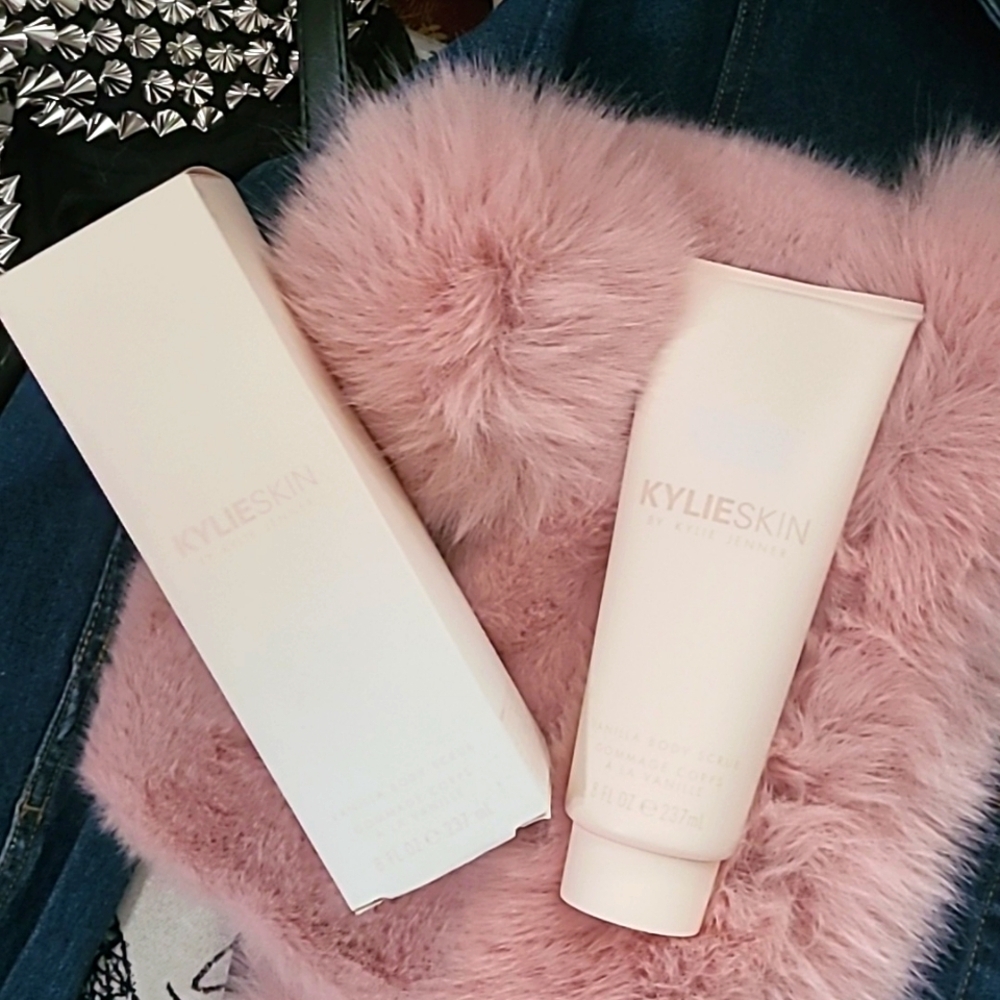 New KYLIESKIN By Kylie Jenner Vanilla Body Scrub 8 FL OZ